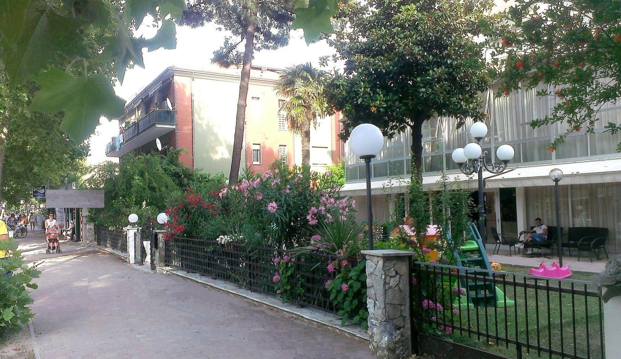 Hotel Verde Luna - Colazione fino a tarda mattina Cervia Esterno foto