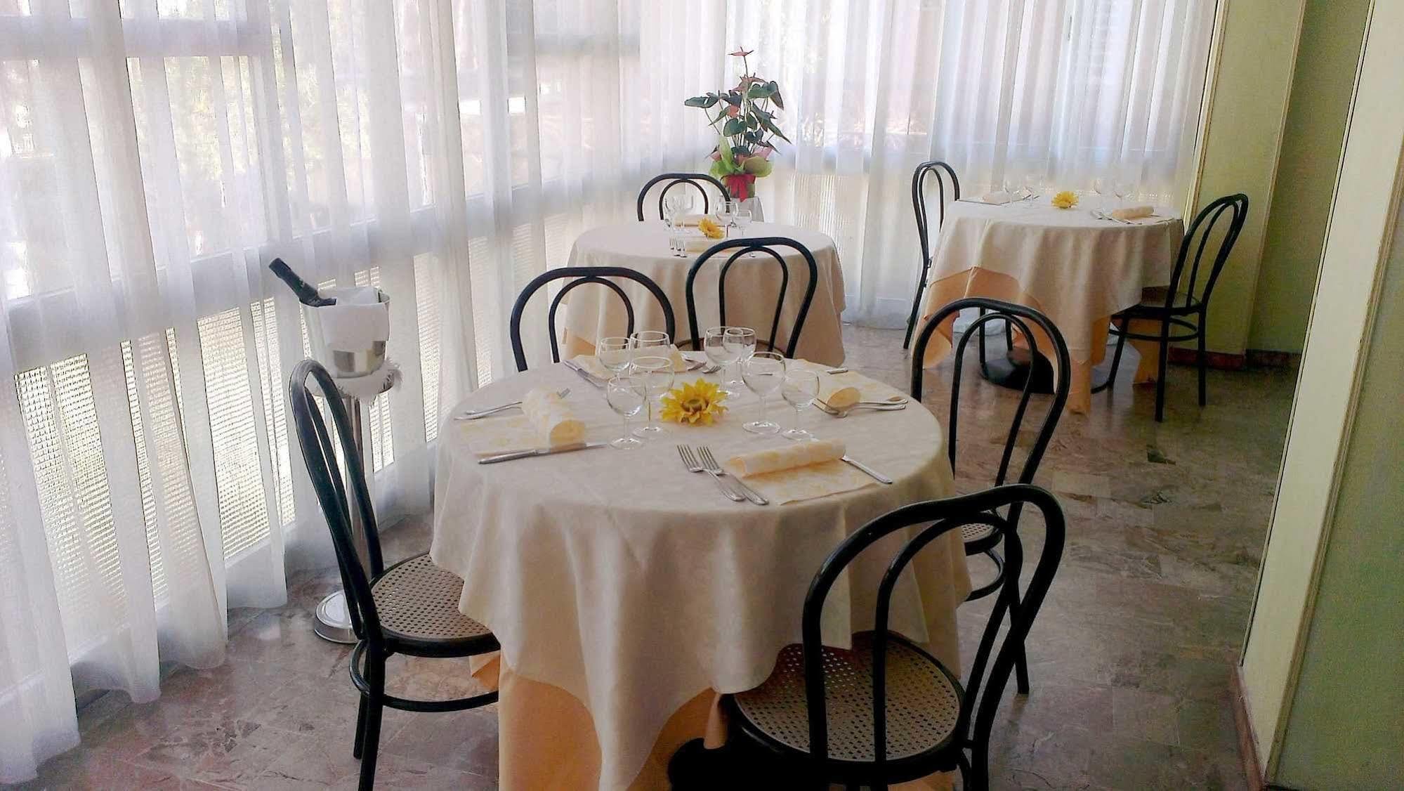 Hotel Verde Luna - Colazione fino a tarda mattina Cervia Esterno foto