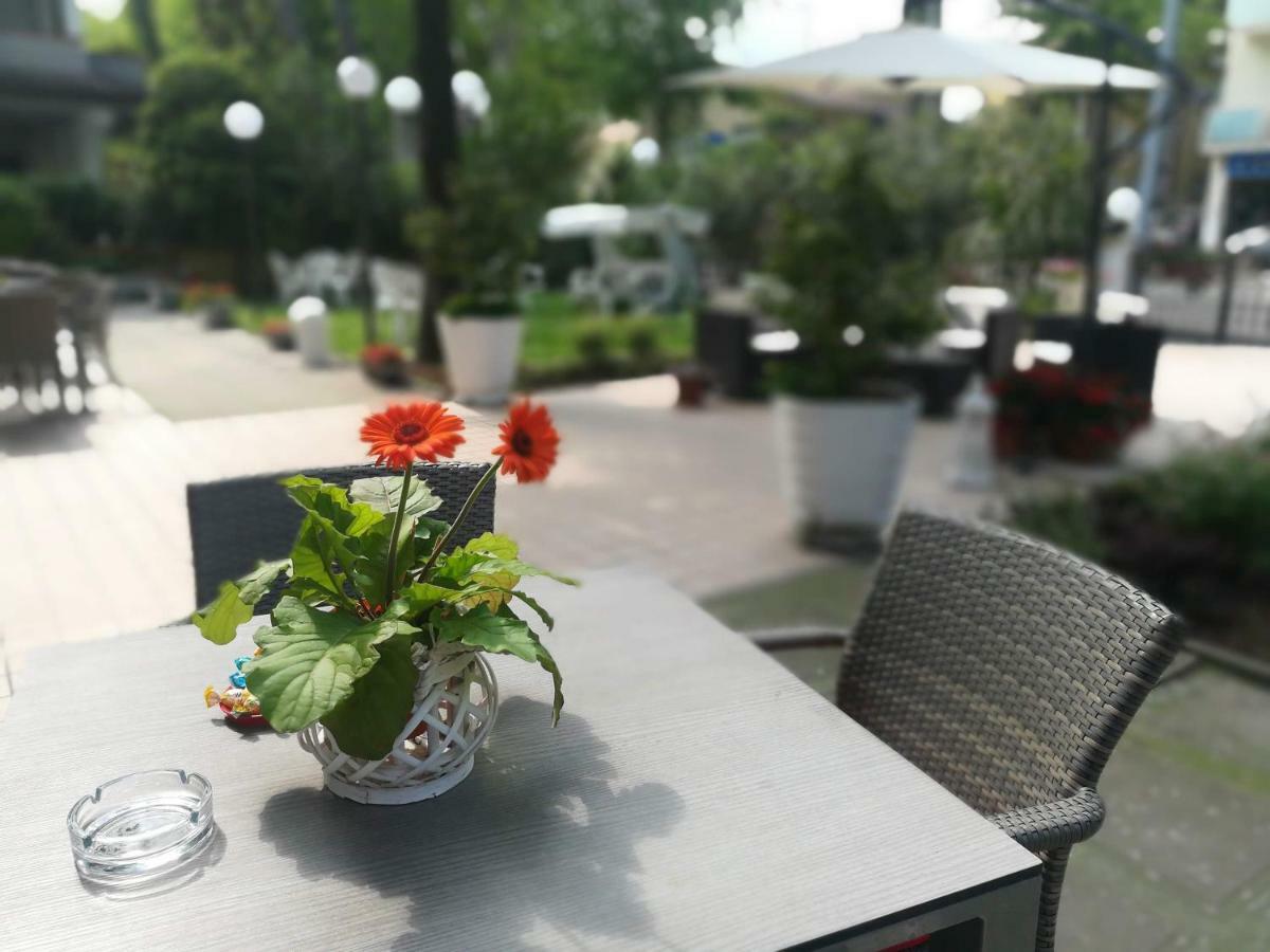 Hotel Verde Luna - Colazione fino a tarda mattina Cervia Esterno foto