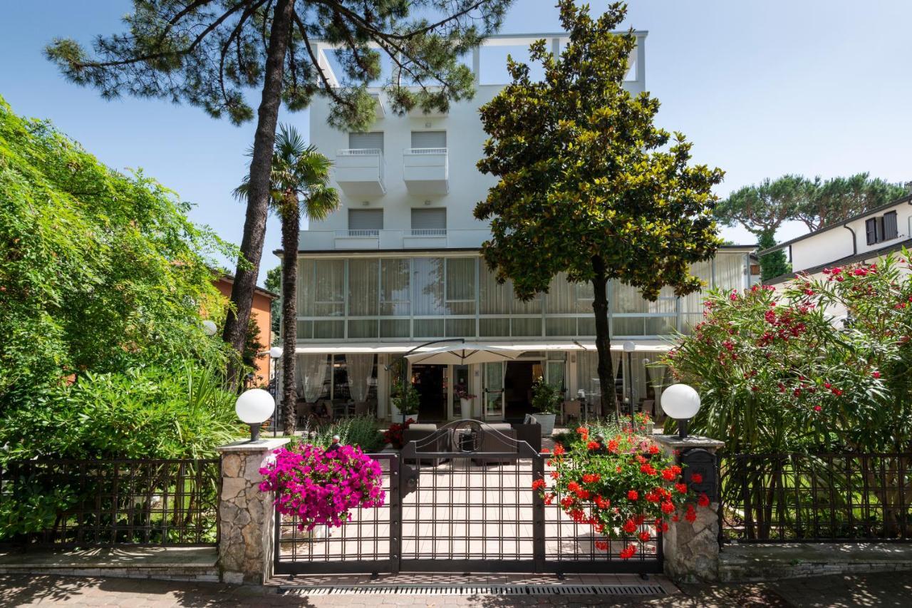Hotel Verde Luna - Colazione fino a tarda mattina Cervia Esterno foto