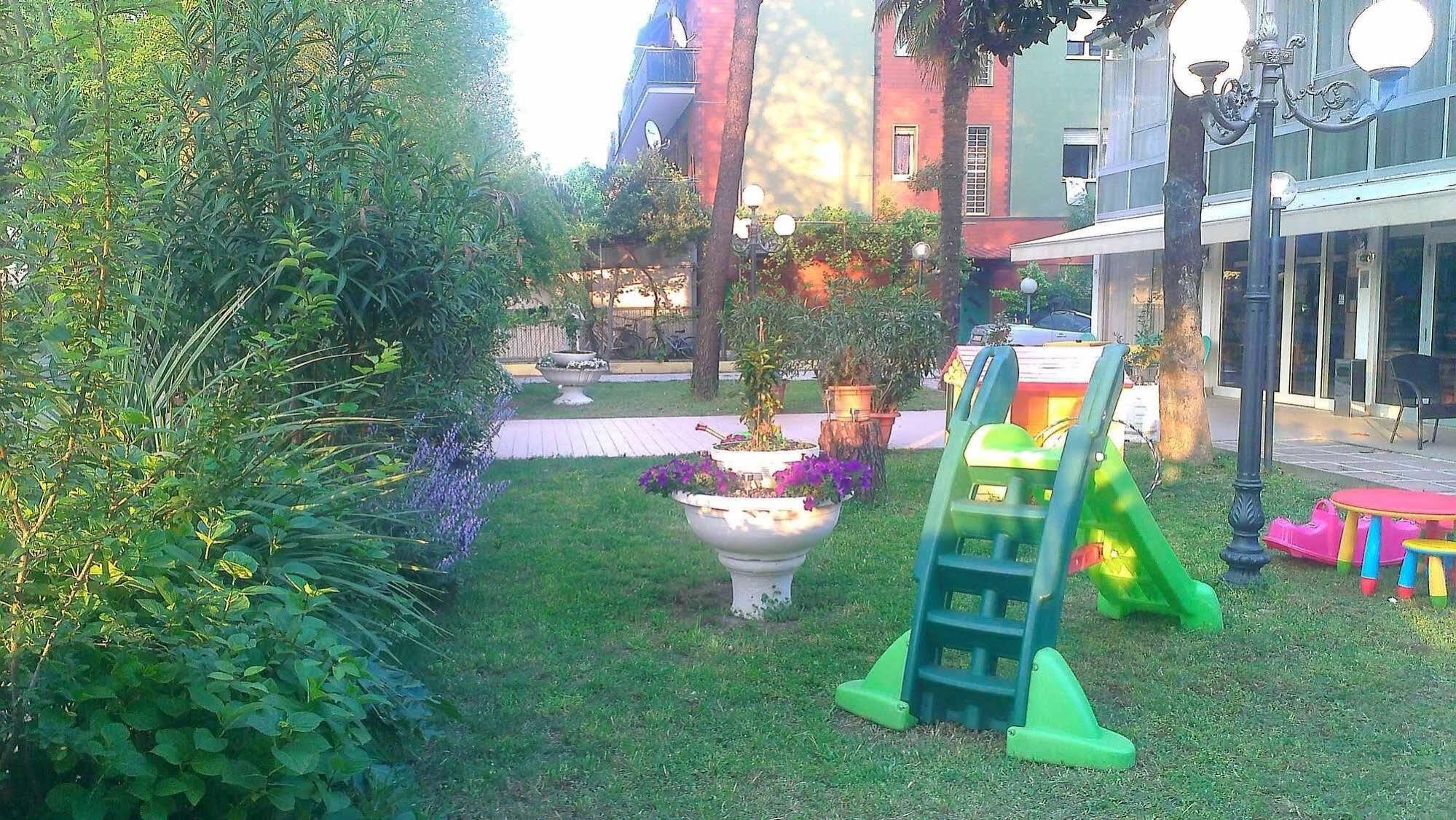 Hotel Verde Luna - Colazione fino a tarda mattina Cervia Esterno foto