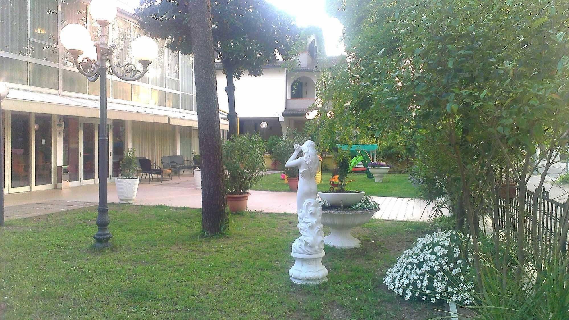 Hotel Verde Luna - Colazione fino a tarda mattina Cervia Esterno foto
